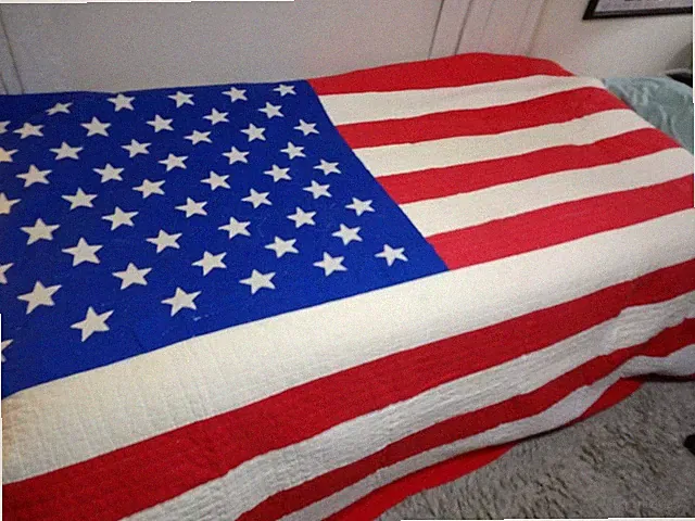 USA FLAG RED WHITE & BLUE PATCHWORK QUILT BEDSPREAD BLANKET TWIN 84" X 64" EXLNT